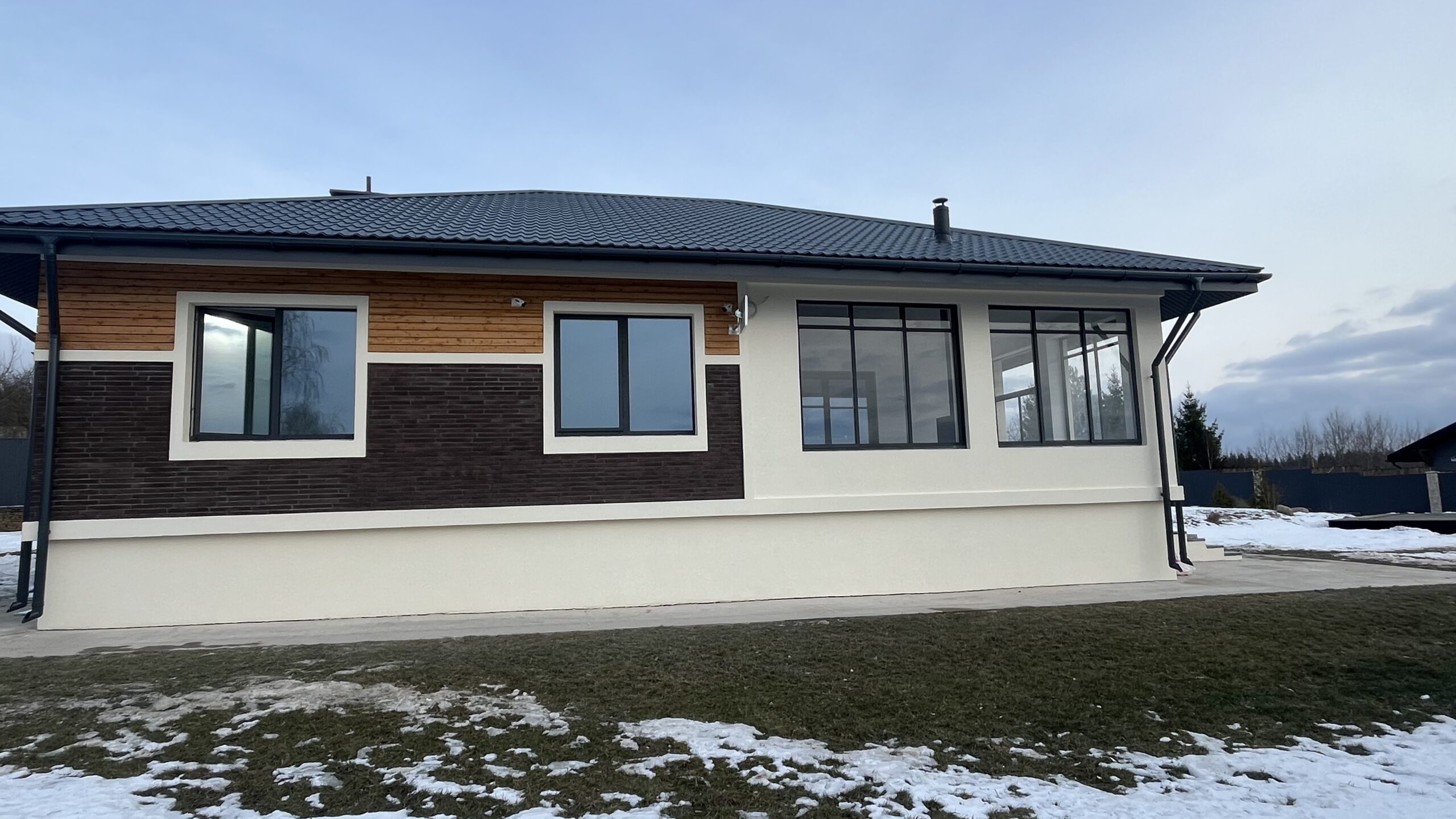Готовый дом с комбинированной отделкой фасада и панорамными окнами