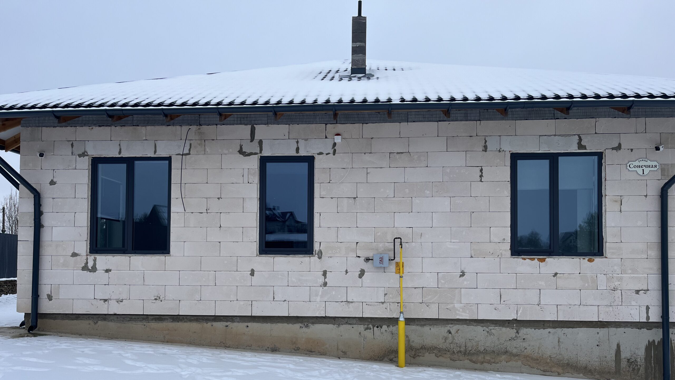 Дом из газосиликатных блоков с отделкой фасада на этапе возведения